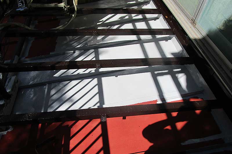 ローラーを使用した下屋根の下塗り作業完了