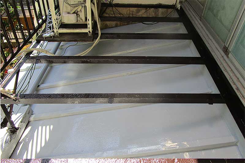 ローラーを使用した下屋根の上塗り作業完了