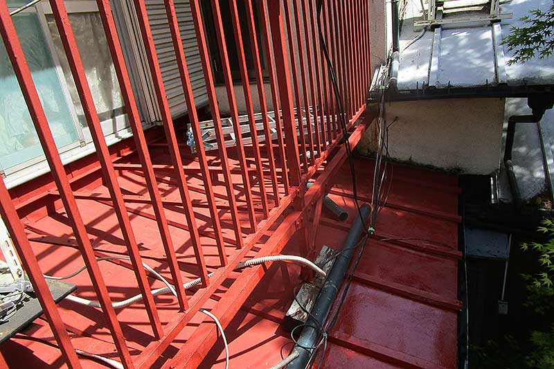 錆止め塗装が完了したベランダ手摺りと下屋根