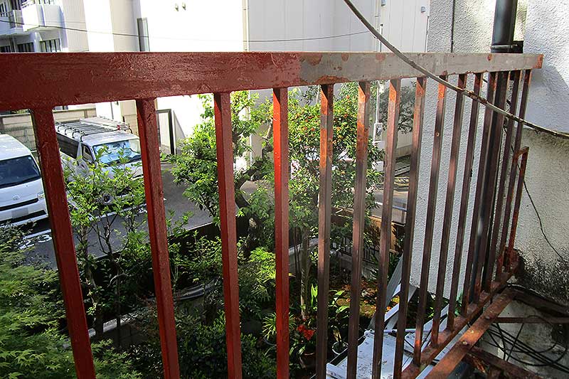 錆止め塗装が途中まで完了したベランダ手摺り