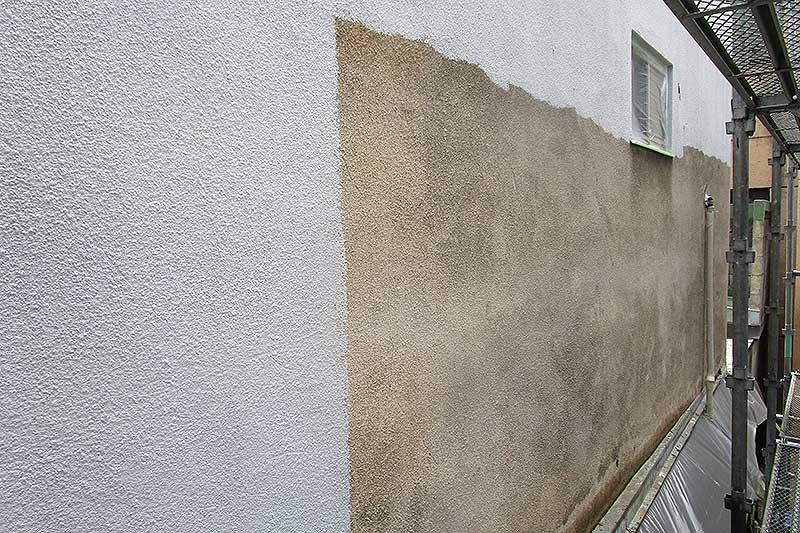 下塗りを途中まで施工した外壁