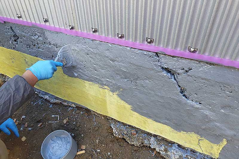外基礎に硬化剤塗布