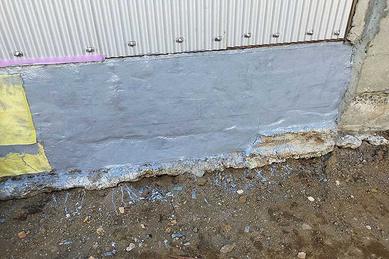 外基礎に硬化剤塗布