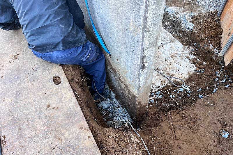 手作業での高さ1700の擁壁の周辺掘削作業