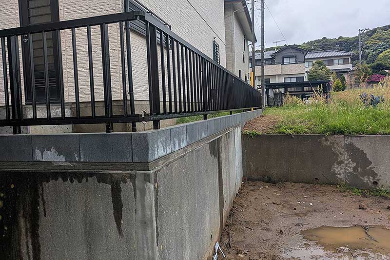 傾き補修・フェンス設置が完了した擁壁コーナー部分