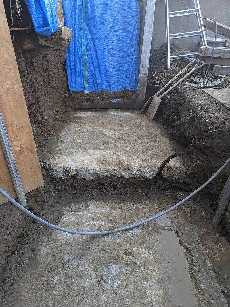 地震で沈下した地面