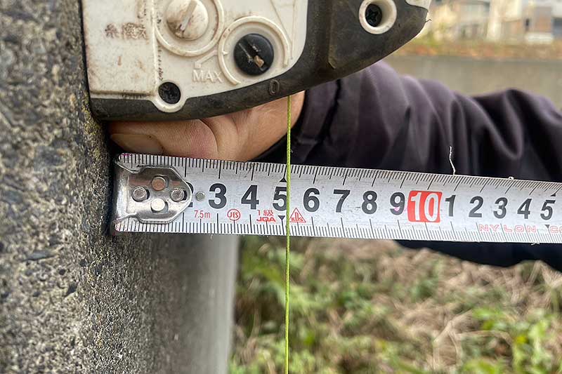 擁壁の上側を測定、擁壁からの距離が5センチの部分に重なった糸