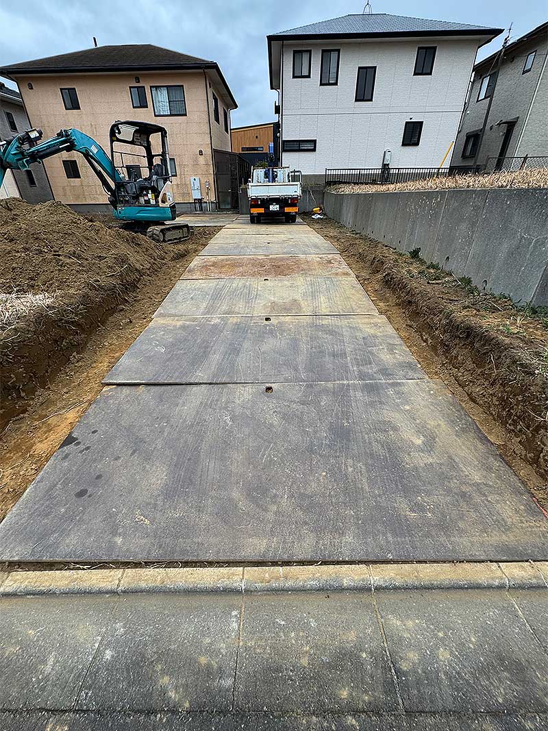 隣りの敷地に敷いた入口から擁壁までの鉄板養生