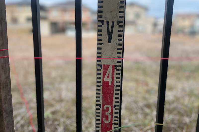 北側の擁壁からの距離を測定、擁壁から4.2センチの部分に張った糸が重なっている状態の拡大写真