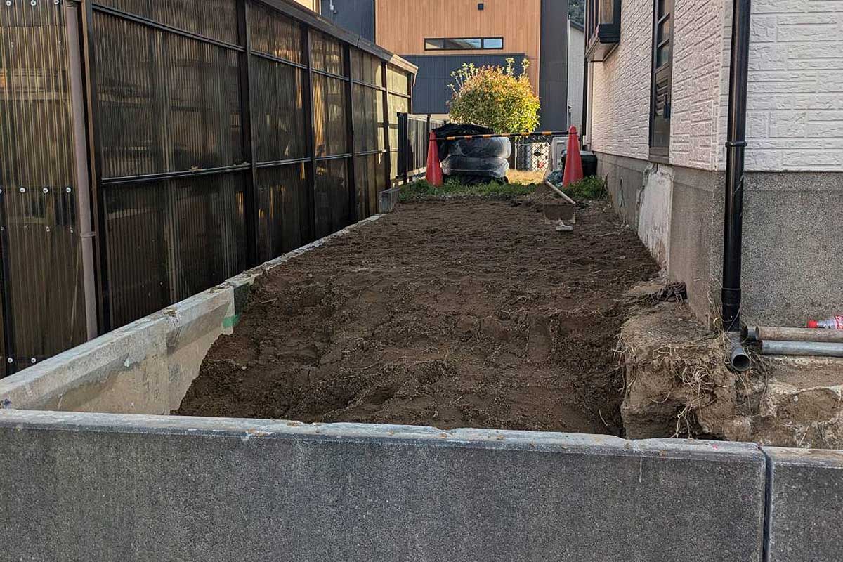 掘削した土を元に戻した擁壁周辺