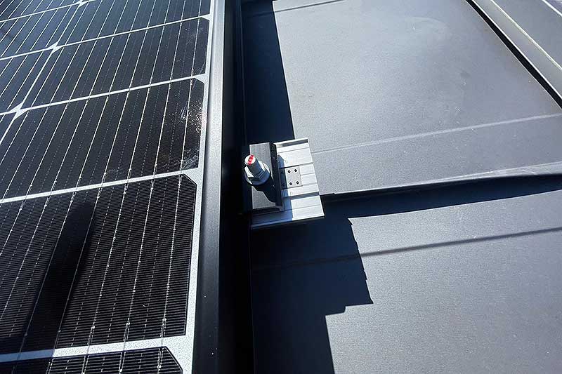 立平葺屋根用の掴み金具に太陽光固定