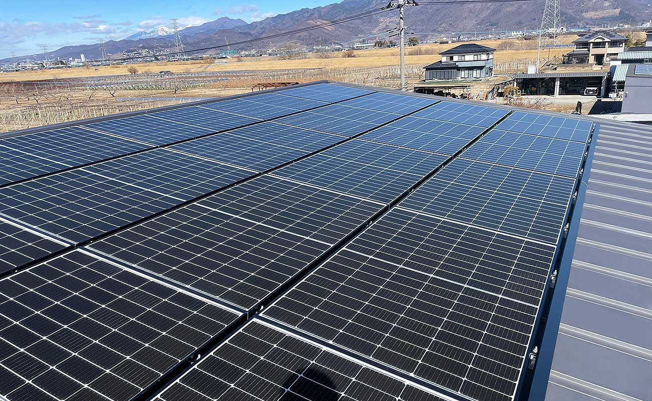 屋根に設置した太陽光パネル