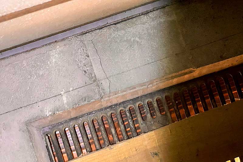 床下基礎の割れ風窓周辺