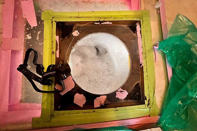 施工中のシロアリ発泡消毒点検口周辺