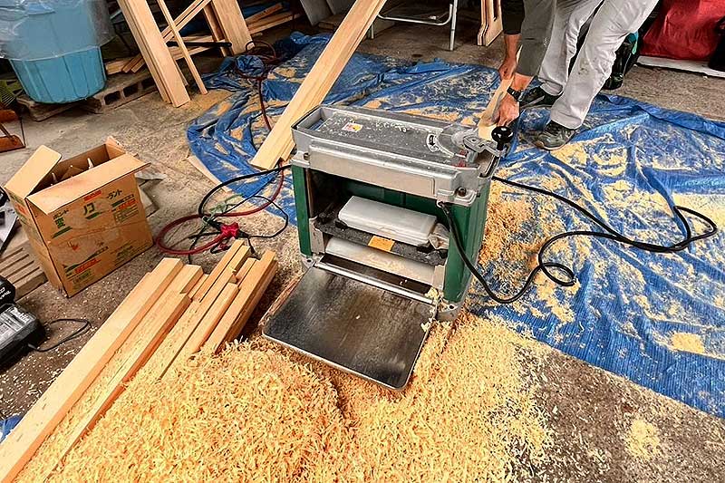 窓枠材のカット