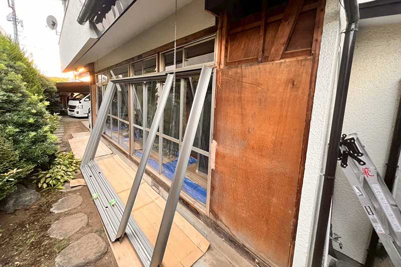 新しいサッシの運び込み