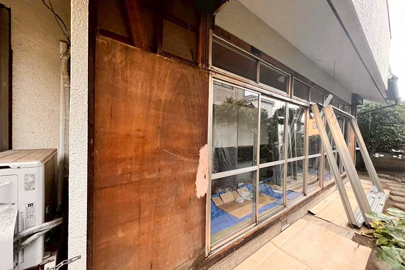 新しいサッシの運び込み