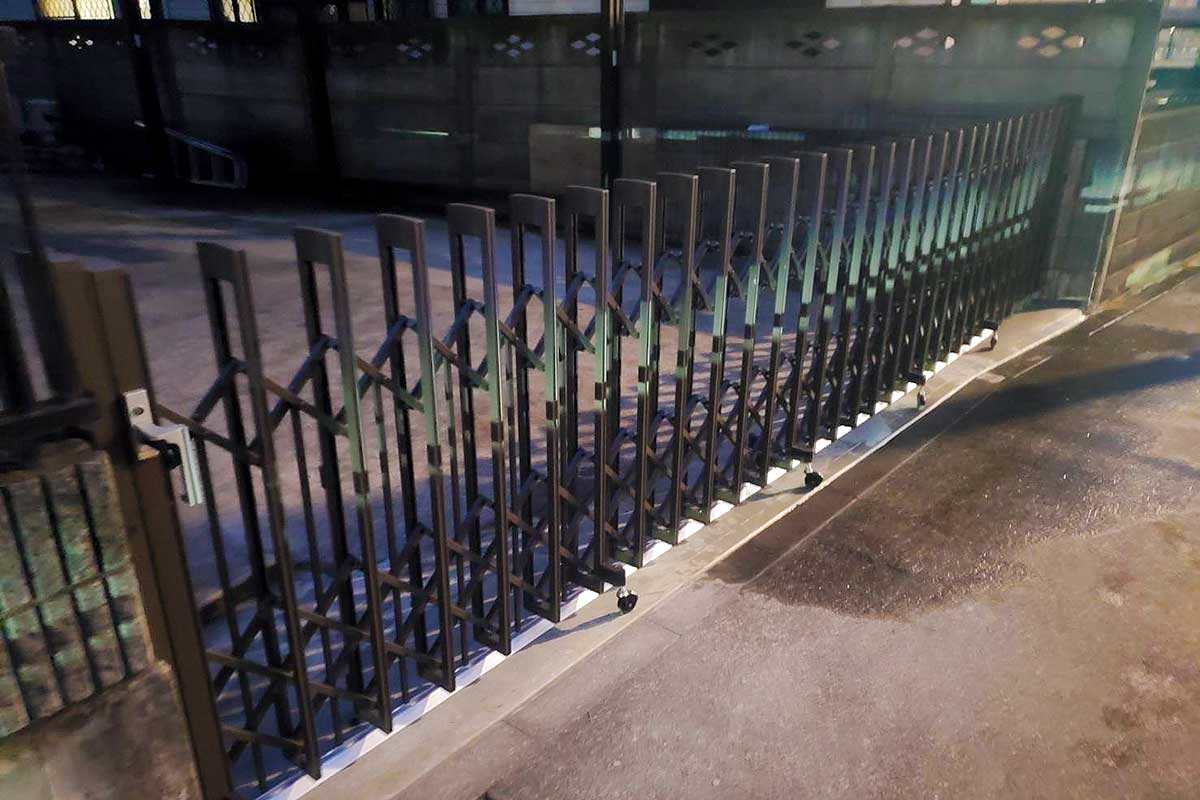 設置後の伸縮門扉