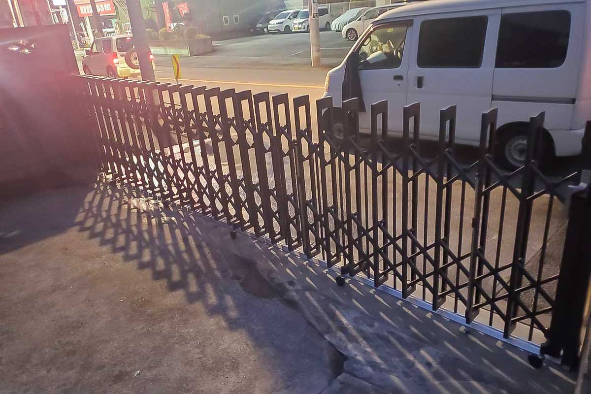 設置後の伸縮門扉
