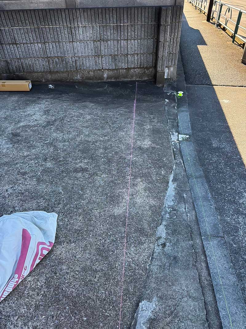 既存のコンクリートをハツってメッシュ筋を敷設