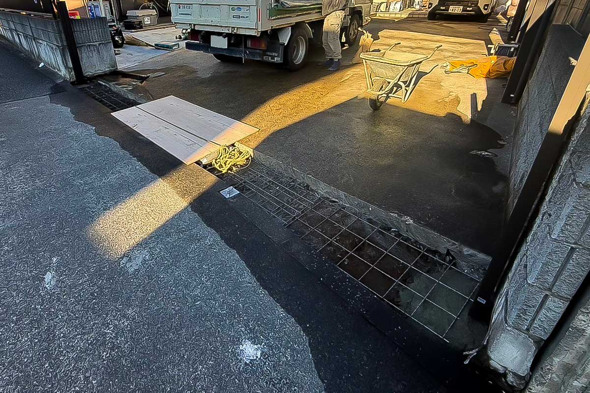 既存のコンクリートをハツってメッシュ筋を敷設