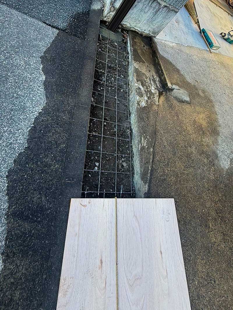 既存のコンクリートをハツってメッシュ筋を敷設