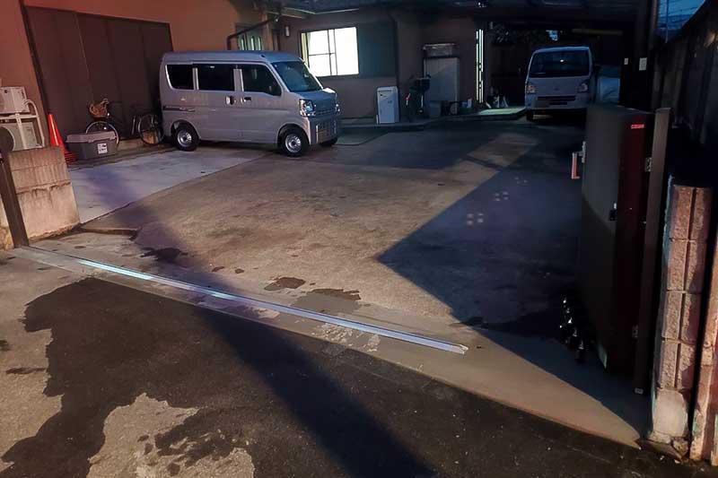 伸縮門扉の下部レール取付