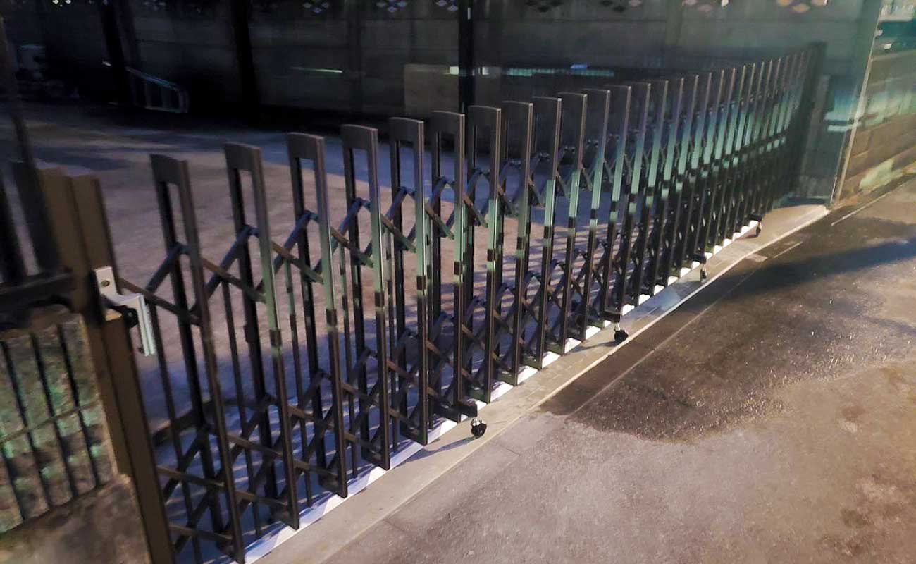 東京都東久留米市　伸縮門扉新設工事