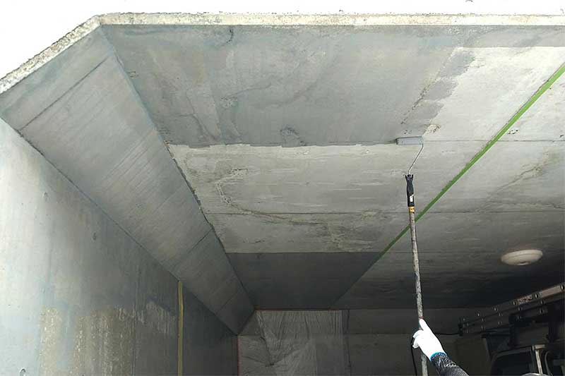 地下車庫・擁壁車庫天井に下処理剤塗布