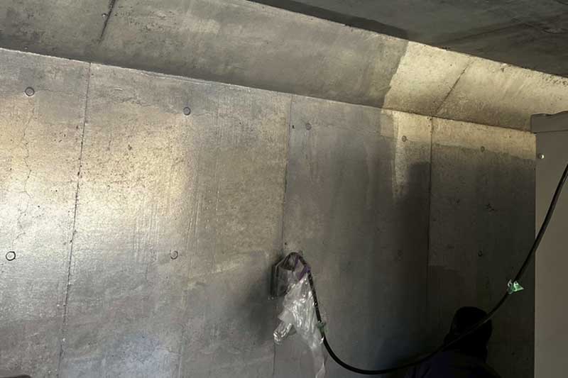 地下車庫・擁壁車庫側面に下処理剤塗布