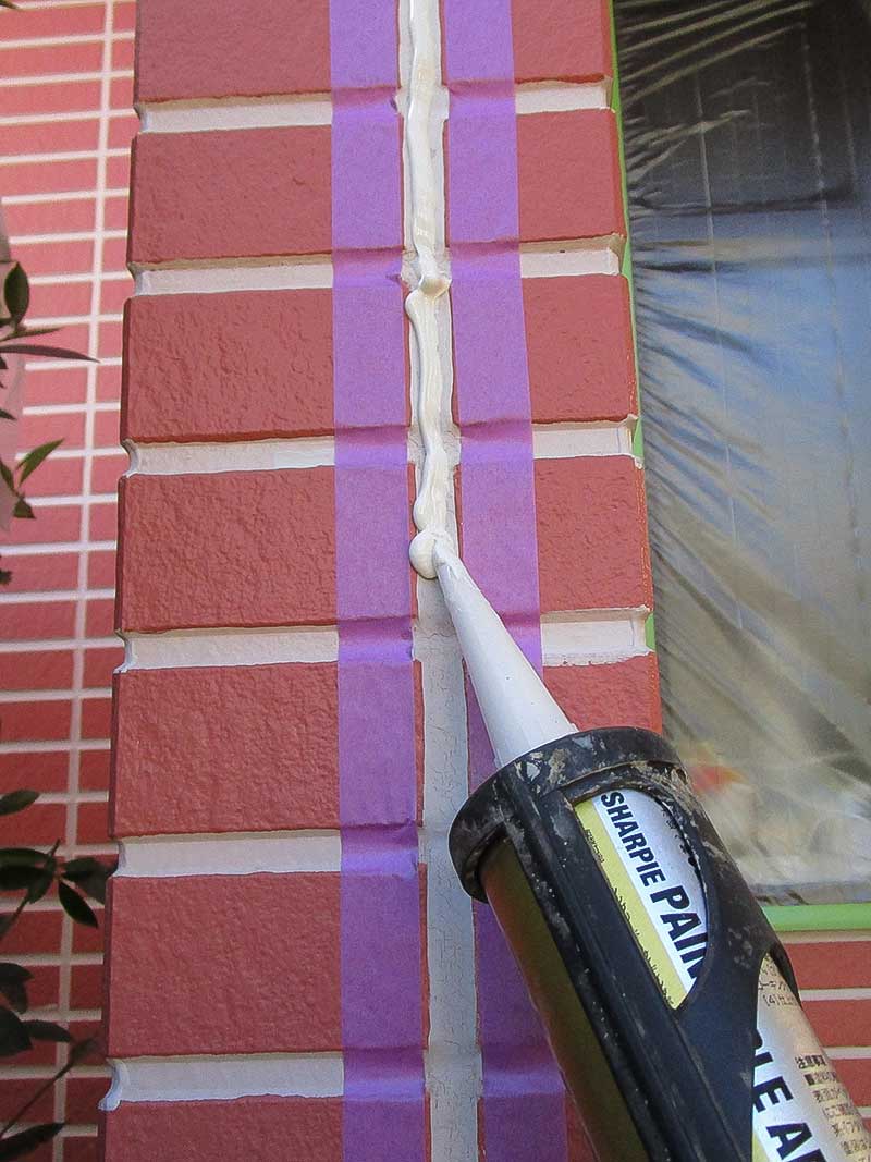 目地にコーキング打ち込み