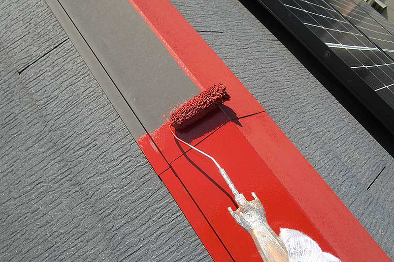棟板金の錆止め塗装作業