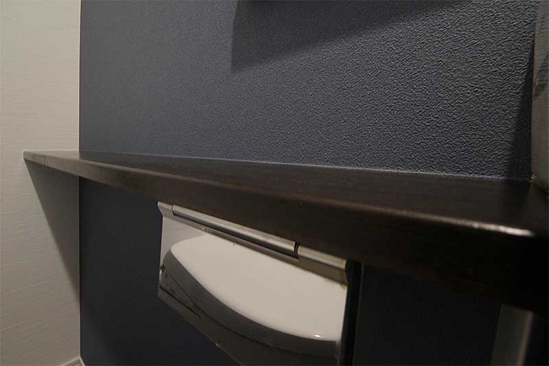 トイレのペーパーホルダーと棚