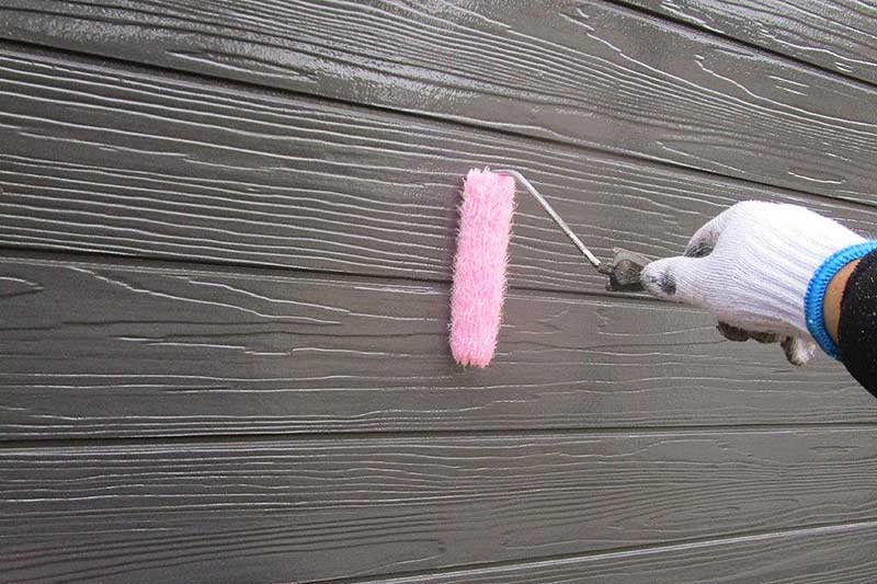 ローラーを使用して外壁の上塗り