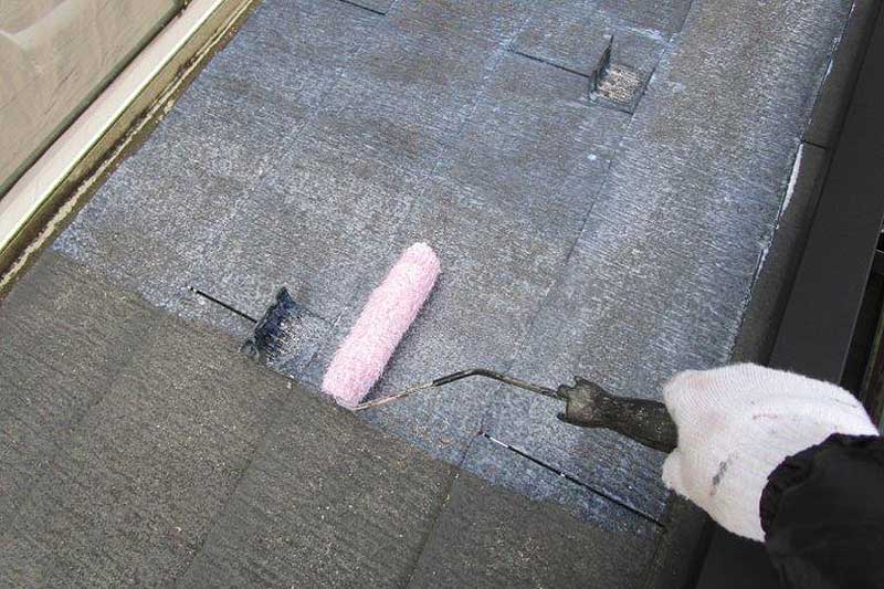 ローラーを使用して屋根の下塗り