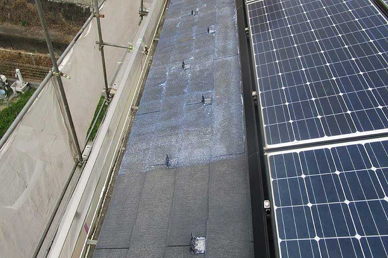 下塗り途中の屋根