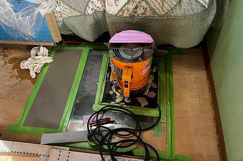 床下の発泡消毒作業