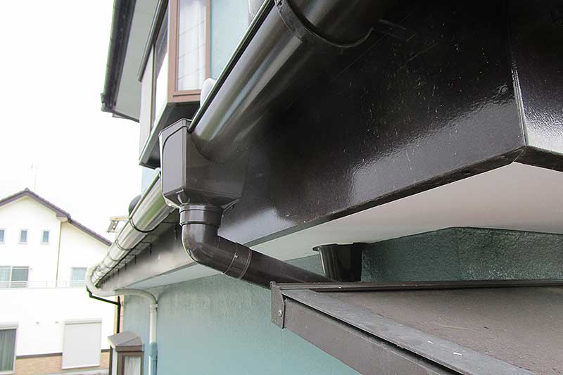 新しく雨樋・集水器を設置完了した下屋根