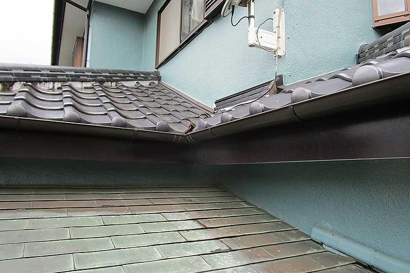 新しく雨樋設置完了した下屋根