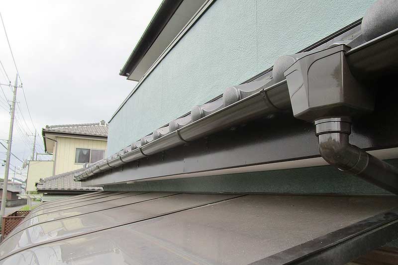 新しく雨樋・集水器を設置完了した下屋根
