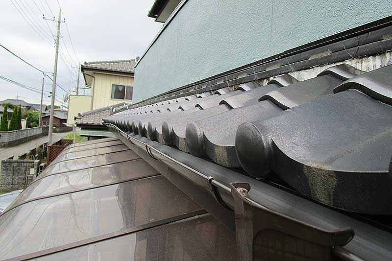 新しく雨樋設置完了した下屋根