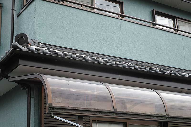 新しく雨樋設置完了した下屋根