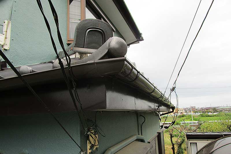 新しく雨樋設置完了した下屋根