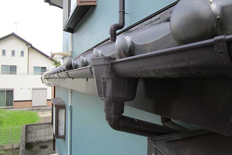 既存の下屋根の雨樋・集水器