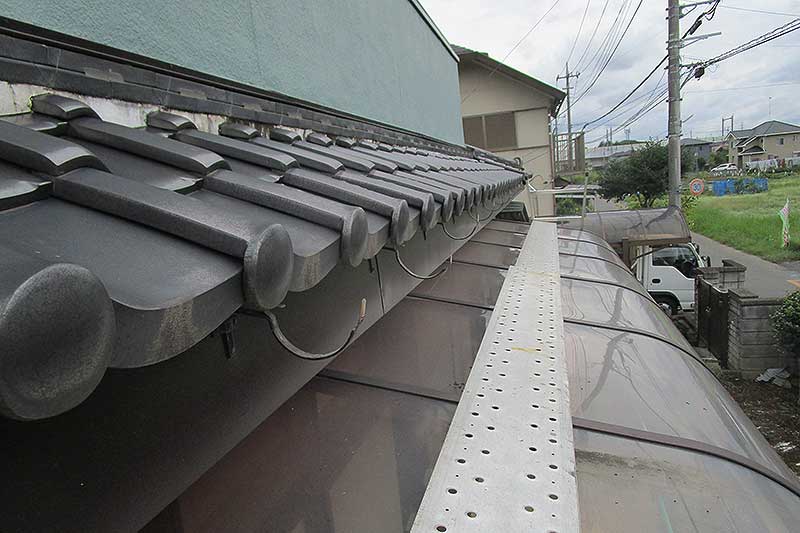 新しく雨樋金具を設置した下屋根の雨樋設置部分