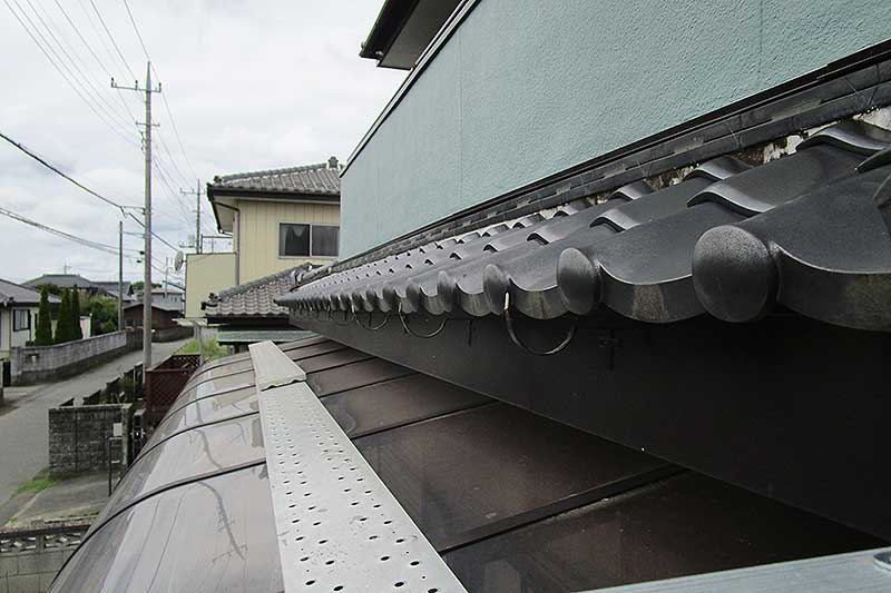 新しく雨樋金具を設置した下屋根の雨樋設置部分