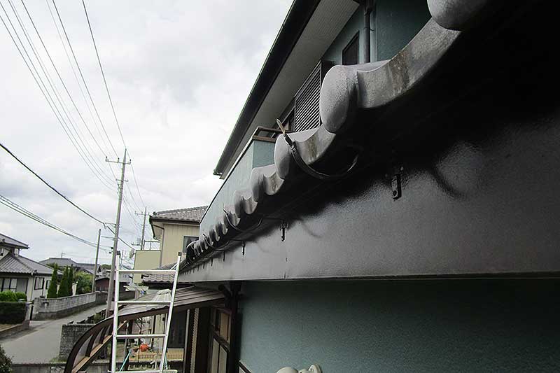 新しく雨樋金具を設置した下屋根の雨樋設置部分