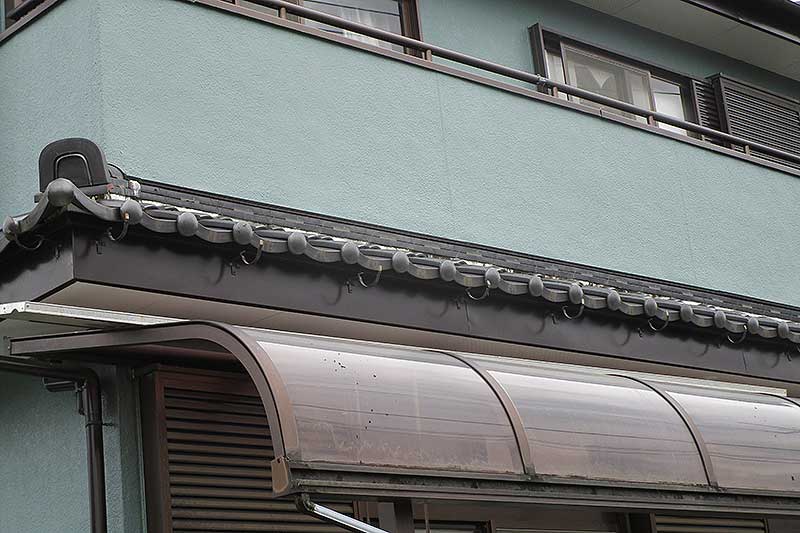 新しく雨樋金具を設置した下屋根の雨樋設置部分