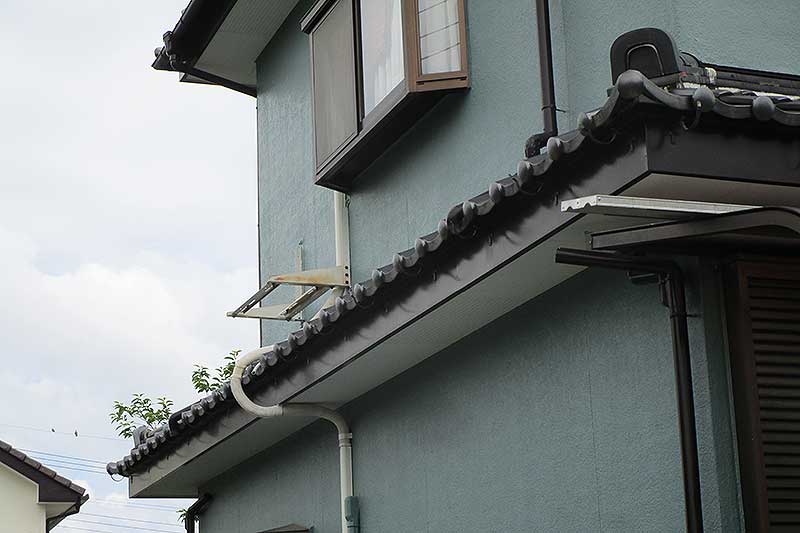 新しく雨樋金具を設置した下屋根の雨樋設置部分