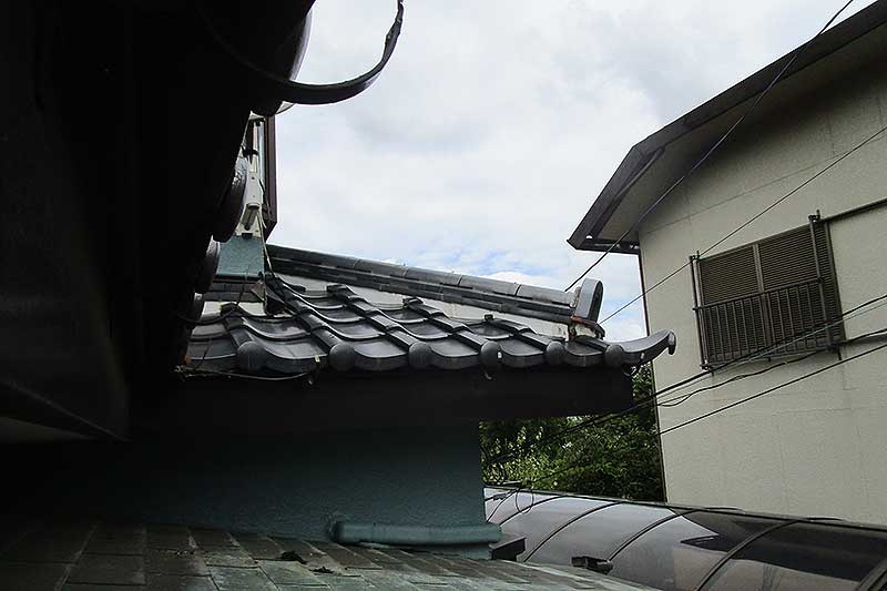 新しく雨樋金具を設置した下屋根の雨樋設置部分